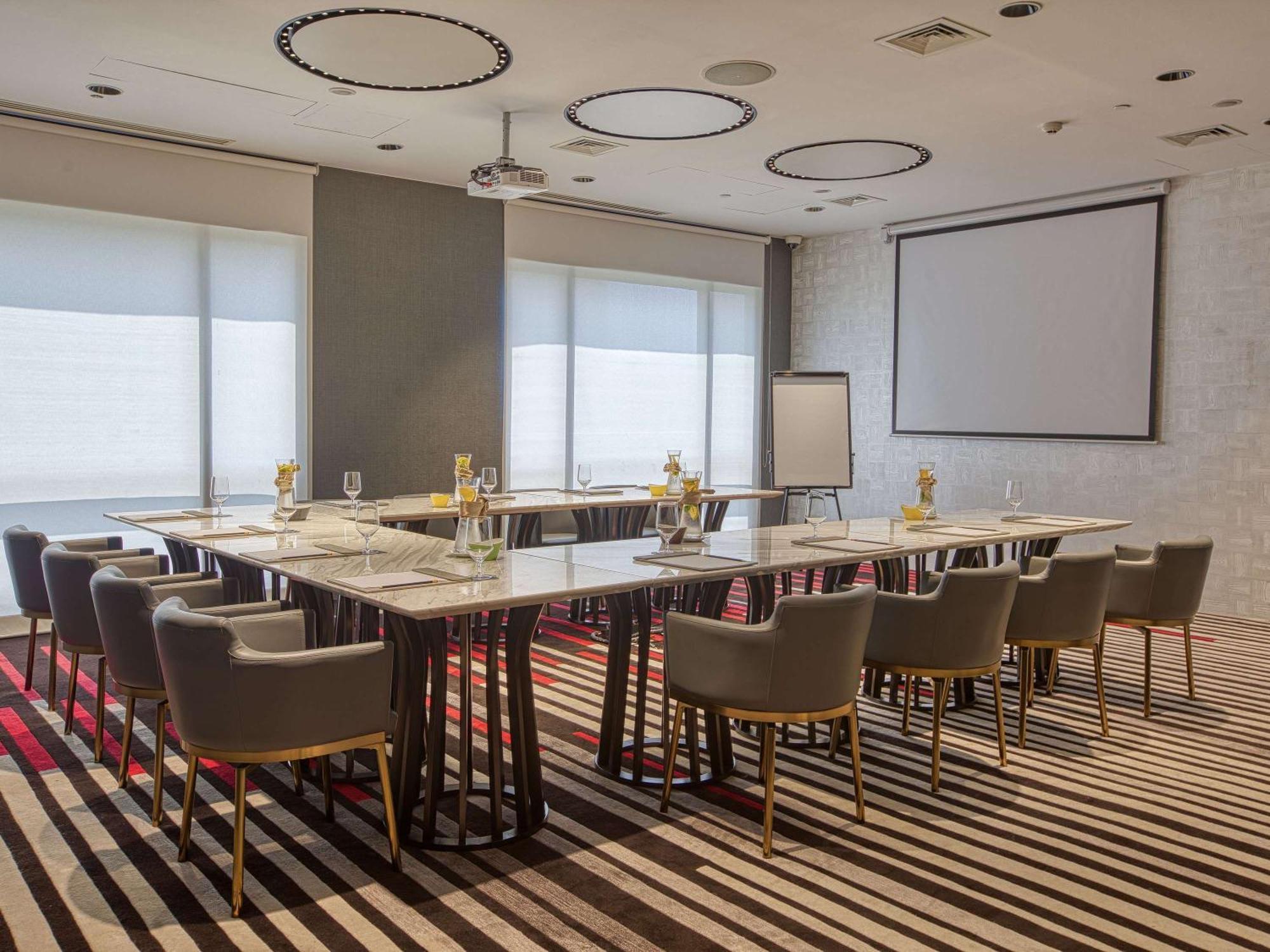 Novotel Suites Manila At Acqua Mandaluyong Eksteriør billede
